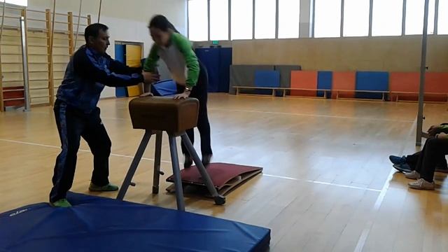 Опорный прыжок согнув ноги