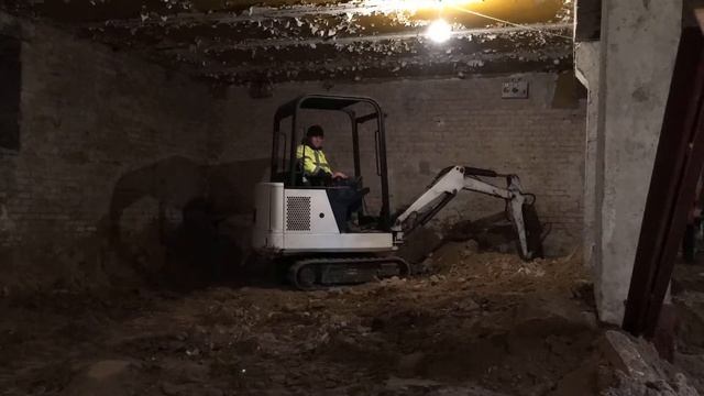 Работа мини экскаватора и мини погрузчика Bobcat углубление подвала смотреть онлайн