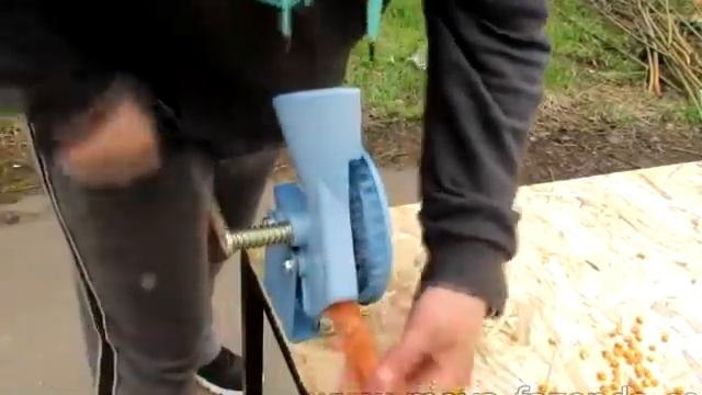 Ручная кукурузолущилка