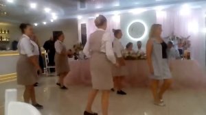 Крутая подача блюд от официантов и администратора!