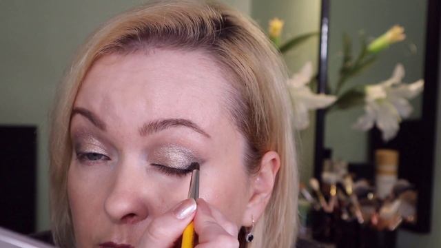 Серебристый макияж с помощью палетки теней от Natasha Denona Glam. смотреть онлайн