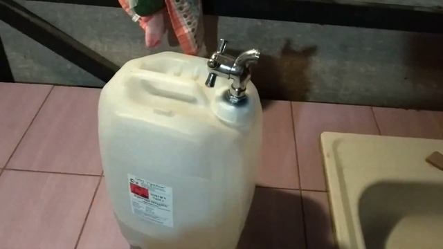 Простой уличный умывальник, почти бесплатно, для холодов.