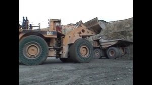 Как одевают цепи на колёса огромного погрузчика