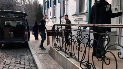 Москва разбирается с информацией о доставке в Лувр икон с Украины