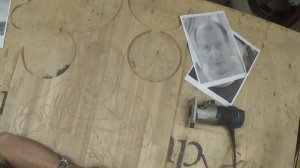 Как вырезать ручным фрезером ЧПУ НЕРВНО КУРИТ - необычный способ резьбы фрезером-WOODWORK -CNC