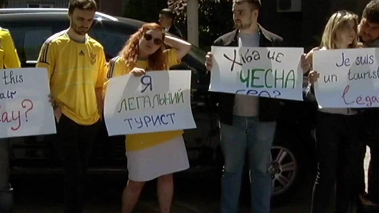 В Киеве футбольные болельщики пикетируют посольство Франции