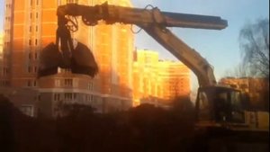Экскаватор грейфер KOMATSU PC 200 SC в работе компания Юстех