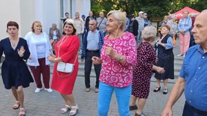 9.09.23г..."Люди встречаются"... на танцполе в Гомельском парке...