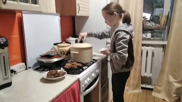 Лене 12 лет. Что готовлю на большую семью? Варю творог. Обзор огорода. Что посадили? смотреть онлайн