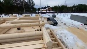 Полным ходом идёт сборка дома из оцилиндрованного бревна