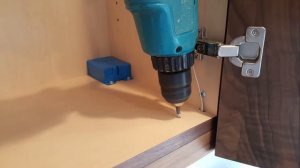 Установка LED подсветки под кухонные шкафы.