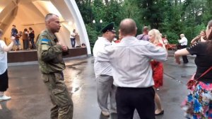 В КИЄВІ ВЕСІЛЛЯ ГУЛЯЮТЬ!???/ВЕСЁЛЫЕ ТАНЦЫ В ПАРКЕ ГОРЬКОГО ХАРЬКОВ МАЙ 2021