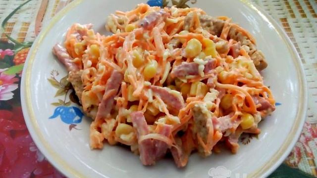 Салат из моркови с колбасой, сыром, сухариками и кукурузой