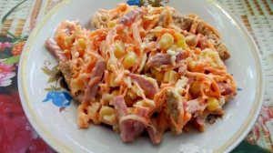 Салат из моркови с колбасой, сыром, сухариками и кукурузой