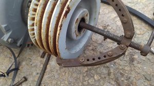 Снятие шкива с вала электродвигателя с помощью съёмника