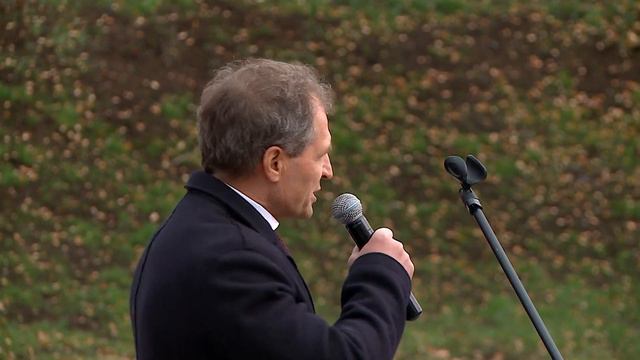 Глава Екатеринбурга открыл обновлённую площадь Обороны смотреть онлайн