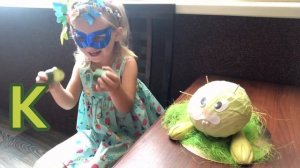 Кролик з капусти. Вивчаємо літеру К. (Детская поделка из овощей. Заяц  из капусты)