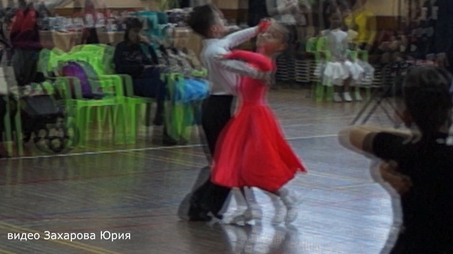 Медленный вальс в финале танцуют Захаров Степан и Крапивина Арина пара №12