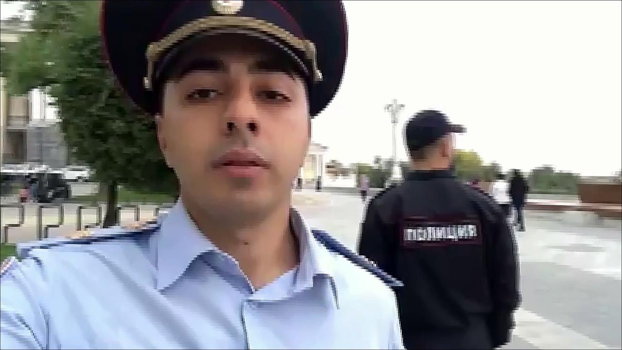 В Волгограде два начинающих блогера в полицейской форме проверяли документы и обыскивали прохожих