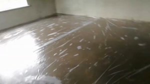 Укрыываю плёнкой стяжку пола