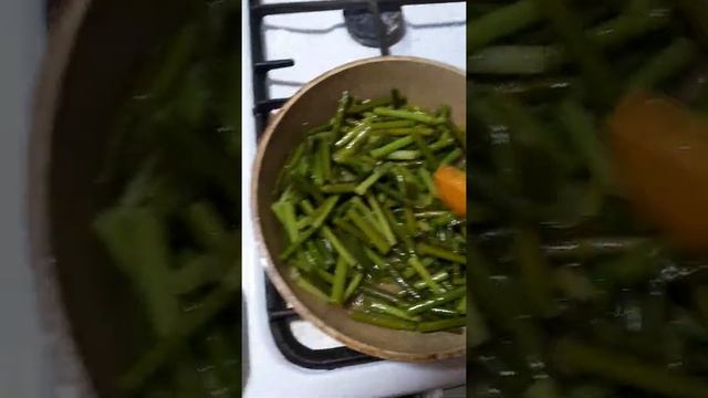 Чесночная стрелка. Жарим чесночную стрелку с помидором и яйцами.