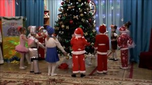 А ЁЛКА ВЕТОЧКОЙ МОХНАТОЮ КАЧАЕТ