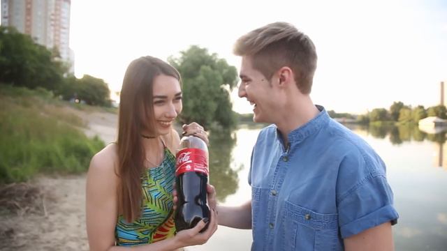 Самый веселый поцелуй Кока-Кола смотреть онлайн
