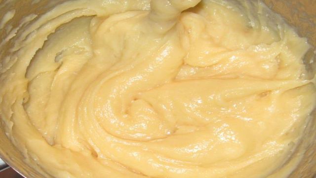 Эклеры с вареным сгущенным молоком и орехами