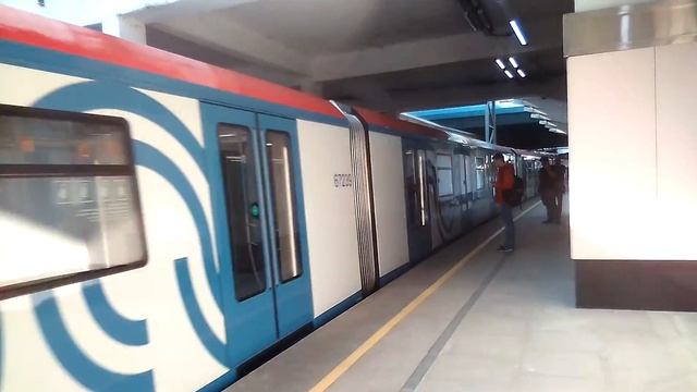 Метропоезд Москва прибывает на станцию метро Кутузовская. смотреть онлайн
