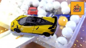 Машинки игрушки прыгают в воду с шариками. Видео для детей. Кир Кар Тойс