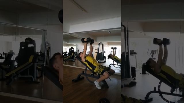 Разводка гантель на наклонной скамье смотреть онлайн