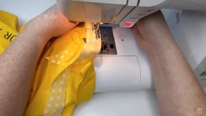 Весь секрет в пришивании к краю! Как сделать футболку короче