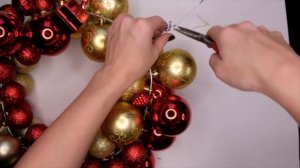 Рождественский венок из елочных шаров