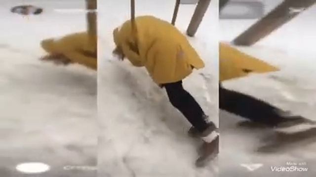 Человек качается на качелях??