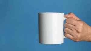 Убил кружкой