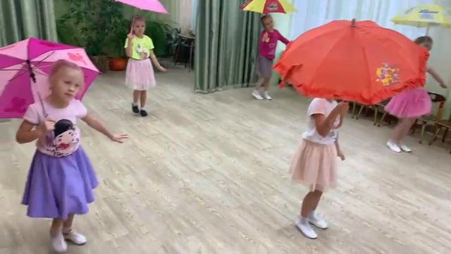 Танец с зонтиками в детском саду