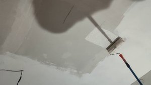 Швидке шпаклювання стелі валиком. Быстрая шпаклёвка потолка. Нанесение финишной шпаклёвки валиком.