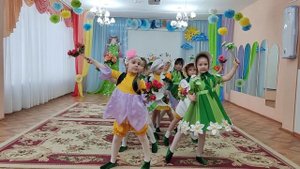 Групповой танец муз. П. И. Чайковского "Вальс цветов" старшая группа