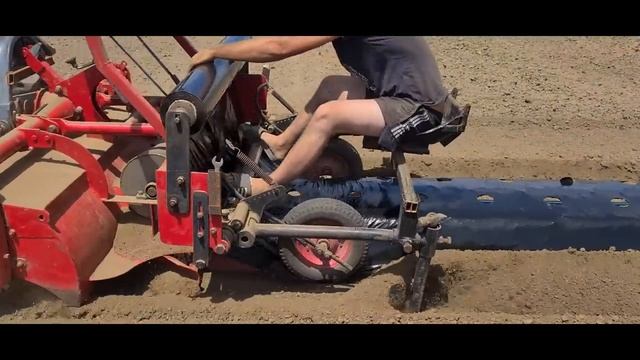 Правильная подготовка почвы ч.2 //внесение минеральных удобрений/ закатывание бугров// смотреть онлайн