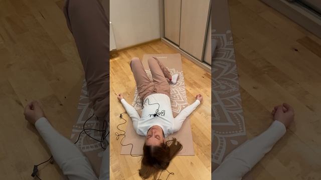 Короткий Фельденкрайз-урок. Наклон коленей на спине смотреть онлайн