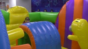 Надувной батут для детей: девочка 5 лет прыгает, катается с детской горки.