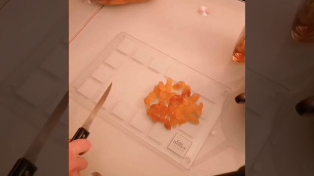 Творожная запеканка с аброкосом и черносливом. смотреть онлайн