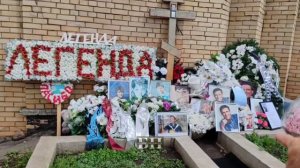 от семьи с любовью: на могиле легенды семья Юрия Шатунова  возложила огромную корзину белых роз