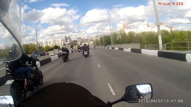 Колонна и немного скутеристов смотреть онлайн