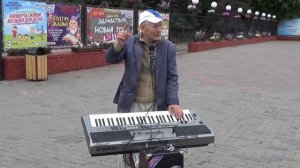 Уличные Музыканты Красноярск перед входом в Центральный Парк 24 августа 2019