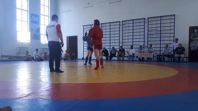 Боец проигрывая бой задушил соперника, и стал чемпионом! смотреть онлайн