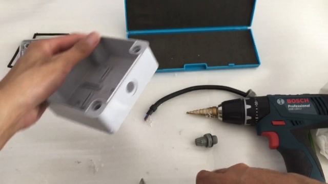 Install outdoor inline cable gland connector on waterproof junction box. смотреть онлайн