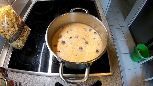 ЛАПША ПО НОРВЕЖСКИ С ФРИКАДЕЛЯМИ И ЛЕСНЫМИ ГРИБАМИ смотреть онлайн