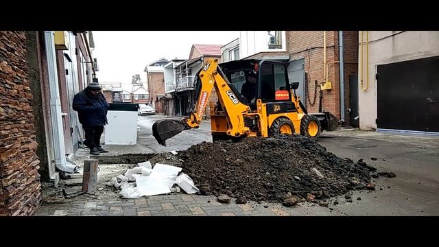 JCB 1CX работает в стеснённых условиях. Установка станции очистки сточных вод  Вортекс.