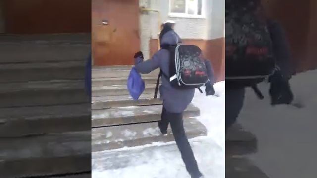 Мальчики деруться они меня поймали смотреть онлайн